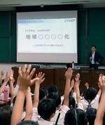 　タイガー魔法瓶が開催した環境問題について学ぶ出張授業＝４日午前、堺市