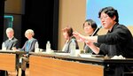 孤独・孤立対策について討論する大西さん（右）ら＝２０日、鳥取市のとりぎん文化会館