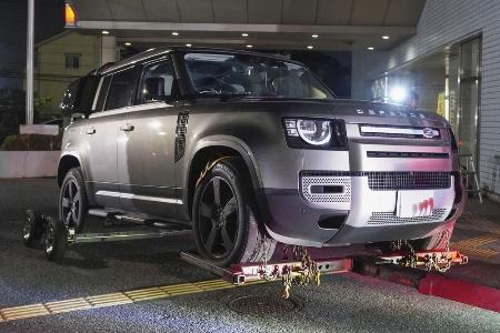 　埼玉県警が押収した、現場から逃走したとみられるスポーツタイプ多目的車＝１５日夜、埼玉県三郷市