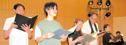 公演を前に稽古を重ねる出演者ら