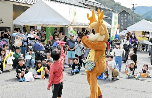 パフォーマンスショーなどが行われ、多くの来場者でにぎわう会場＝１４日、香美町香住区三谷のトキワ