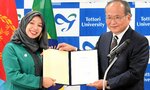 中島学長（右）から修了証書を受け取った研修員＝２日、鳥取市湖山町南４丁目の鳥取大