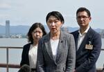 　政治刷新車座対話を終え、取材に応じる自民党の小渕優子選対委員長（中央）＝２０日、大津市