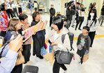 国際線到着ロビーで関係者の歓迎を受ける米子―ソウル定期便の初便の乗客＝２５日、境港市の米子鬼太郎空港