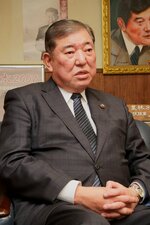 自民党総裁選に向けた覚悟を語る石破氏＝１日、鳥取市戎町の石破事務所