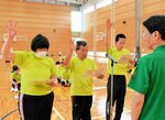 力強く宣誓する選手ら＝２６日、倉吉市の鳥取看護大・鳥取短期大