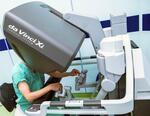 　岡山大病院でロボット手術を行う医師（同病院提供）