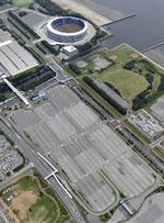 　ＺＯＺＯマリンスタジアム（左上）と幕張メッセ駐車場＝千葉市