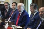 　米ホワイトハウスで開かれた閣議で発言するトランプ大統領（中央）＝４月３０日、ワシントン（ＡＰ＝共同）