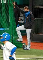 　ナインの練習を見守る日本ハム・新庄監督＝ベルーナドーム