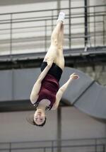 　練習するトランポリンのパリ五輪代表の森ひかる＝東京都北区の国立スポーツ科学センター