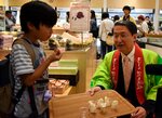 「甘太」を振る舞う平井知事