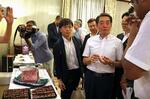 　愛媛県の食品を売り込む中村時広知事（手前右から２人目）＝２０２５年２月、インド南部チェンナイ（共同）
