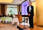 あいさつする中村会長