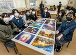 「とうないぎつね」の紙芝居を制作したまんが研究部の部員ら＝米子市橋本の米子高