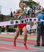 高校総合　２位でゴールした世羅のアンカー枡田