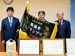 日南町の中村英明町長（右）に受賞報告する長尾さん（中央）、藤原さん