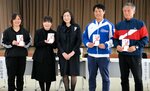 岡空会長（中央）と支援金の寄贈を受けたスポーツクラブの指導者