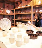 白を基調とした器が並ぶ会場