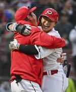 　１１回、代打でサヨナラ本塁打を放ち、新井監督（左）と抱き合って喜ぶ広島・田村＝マツダ