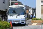 　送検のため、千葉東署を出る少年を乗せた車両＝１３日午前９時４９分