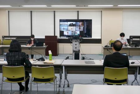　厚労省で開かれた疾病・障害認定審査会の会合＝１月
