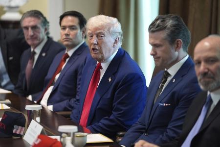 　米ホワイトハウスで開かれた閣議で発言するトランプ大統領（中央）＝４月３０日、ワシントン（ＡＰ＝共同）