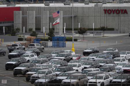 　米カリフォルニア州ロングビーチ港の輸入関連施設に並ぶトヨタ自動車の新車＝３月２６日（ＡＰ＝共同）