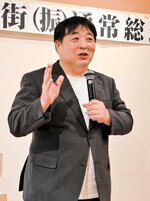 倉吉のまち並みがふんだんに描かれた原作を忠実に映画化するため、地域の全面的な支援を求める錦織監督＝２６日、倉吉市明治町の打吹回廊