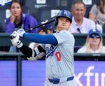 　ロッキーズ戦の２回、３点二塁打を放つドジャース・大谷＝デンバー（共同）