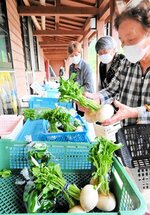 ２０２１年６月の「うえやま日曜朝市」の様子。住民が持ち寄った新鮮な野菜が並ぶ