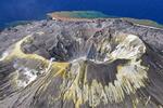 　東京・小笠原諸島の西之島の火口周辺。硫黄によるとみられる黄色が目立つ＝１０月３０日（共同通信社機から）