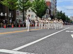 がいな祭り開幕を祝い、パレードする自衛隊音楽隊員ら