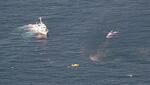 　海上で救助に当たる海保の船舶とヘリ＝６日午後５時３０分ごろ（第７管区海上保安本部提供）