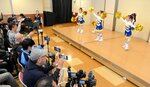 パレットとっとりの２０周年記念イベントでステージを盛り上げるチアダンスグループ