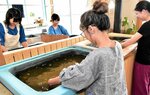 藍染めの作品制作にいそしむメンバーら＝２０日、智頭町智頭の藍染工房ちずぶるー