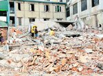 倒壊した建物で救出作業を進める現地住民＝マンダレー（「懐」提供）