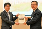 深沢市長（右）に策定した管理計画を手渡す永松教授＝２７日、鳥取市役所
