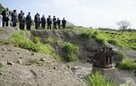 　硫黄島で遺骨収集現場を視察する石破首相ら＝３月、東京都小笠原村