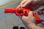 　３Ｄプリンターで製造された拳銃の骨格に市販の部品を組み合わせる様子＝米テキサス州サンアントニオ（共同）