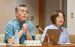 　沖縄県議会の議員勉強会で説明するひめゆり平和祈念資料館の普天間朝佳館長（左）＝１３日午後
