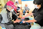 湖山池で取れたシジミの出荷作業をする組合員ら＝鳥取市湖山町南１丁目の湖山池漁協