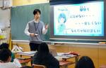 　岐阜県飛騨市立古川小で授業をする作業療法士の奥津光佳さん＝１月