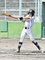 ２回戦・倉吉西－境　境は二回、岩本が走者一掃の左中間適時二塁打を放つ＝倉吉市営野球場