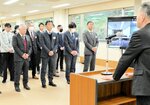 仕事始め式で職員に訓示する浜上町長（手前右）＝４日、香美町役場