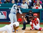 　フィリーズ戦の１回、右前打を放つドジャース・大谷＝フィラデルフィア（共同）