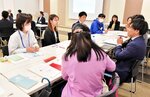 それぞれの地域の課題などについて話し合う参加者＝２３日、米子市加茂町２丁目の国際ファミリープラザ