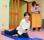 子どもを預けて、ヨガでリラックスする参加者＝２４日、倉吉市関金町関金宿のせきがね湯命館