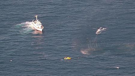 　海上で救助に当たる海保の船舶とヘリ＝６日午後５時３０分ごろ（第７管区海上保安本部提供）