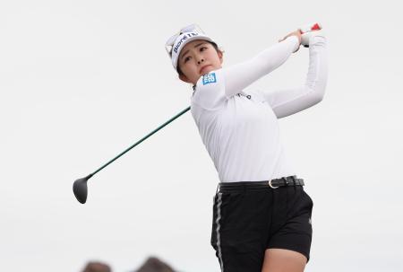 　第１ラウンド、５番でティーショットを放つ山下美夢有＝ブラックデザート・リゾートＧＣ（共同）